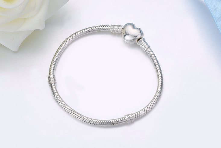 Heart-Shaped Bracelet with Unique Clasp Design
