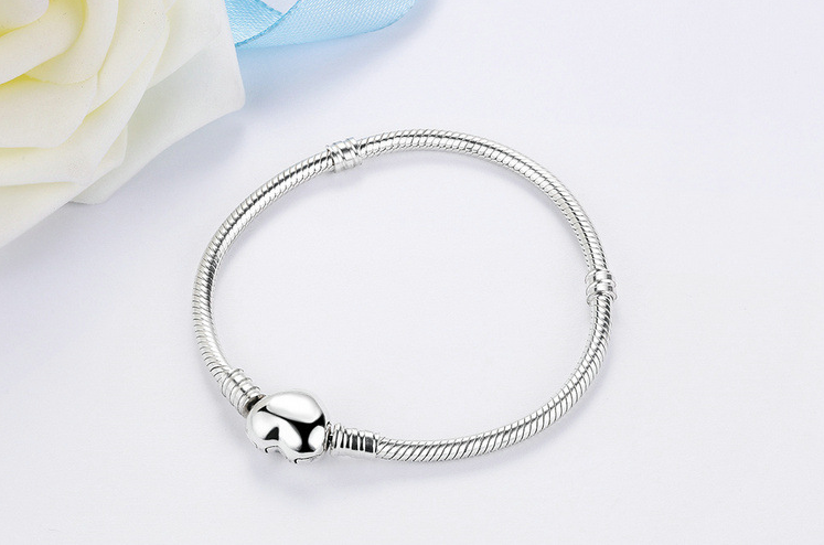 Heart-Shaped Bracelet with Unique Clasp Design