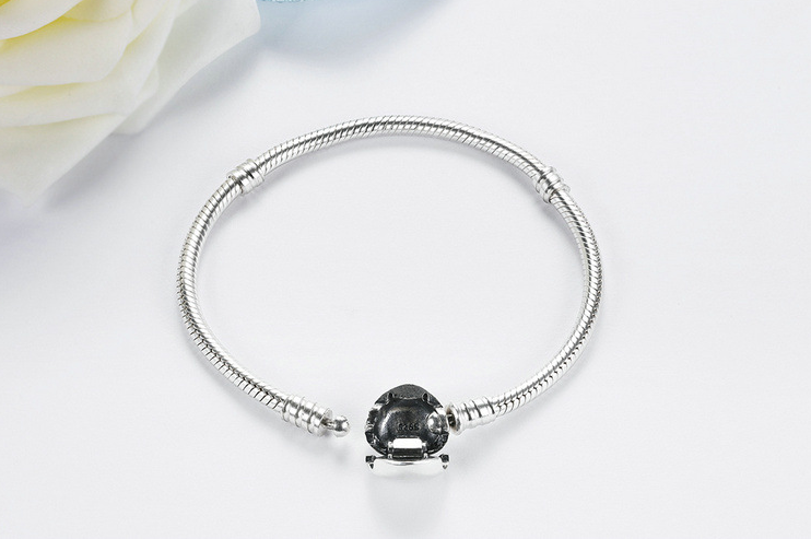 Heart-Shaped Bracelet with Unique Clasp Design